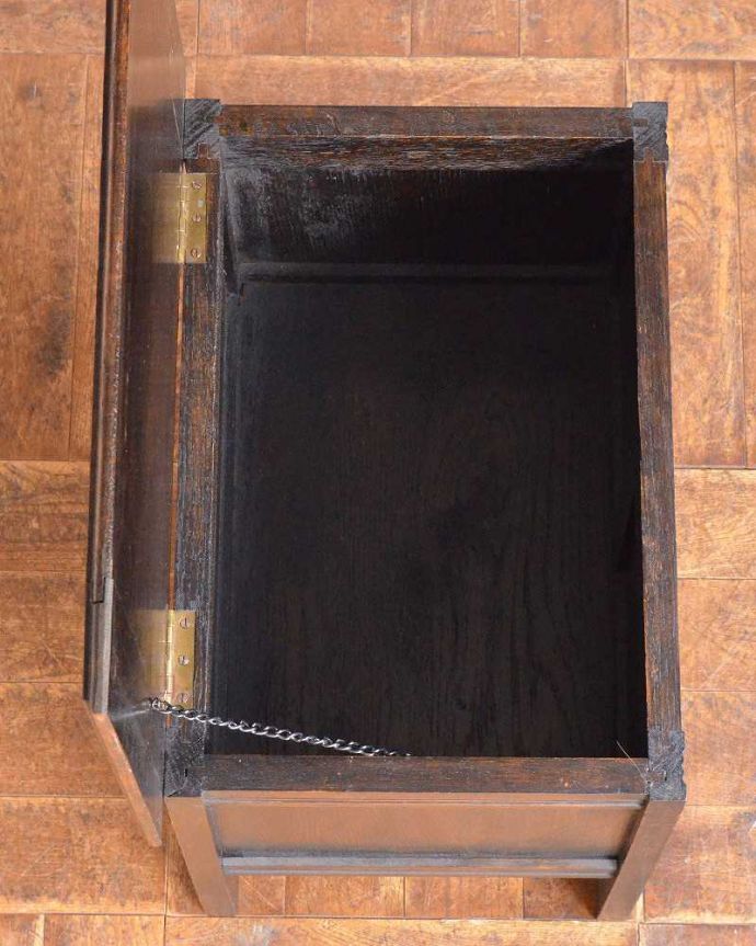 ブランケットボックス・収納ボックス　アンティーク家具　アンティークの英国家具、サイドテーブルにもなるコンパクトサイズのコファー。フタを開くと･･･本やクッション、ブランケットなど、リビングで散らかっているものをたっぷり収納できます。(j-2188-f)