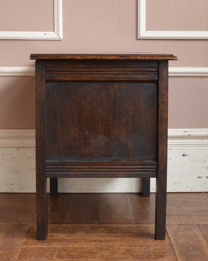 ブランケットボックス・収納ボックス　アンティーク家具　アンティークの英国家具、サイドテーブルにもなるコンパクトサイズのコファー。横から見てもキレイですもちろん、横顔だってキレイ！どこから見ても絵になります。(j-2188-f)