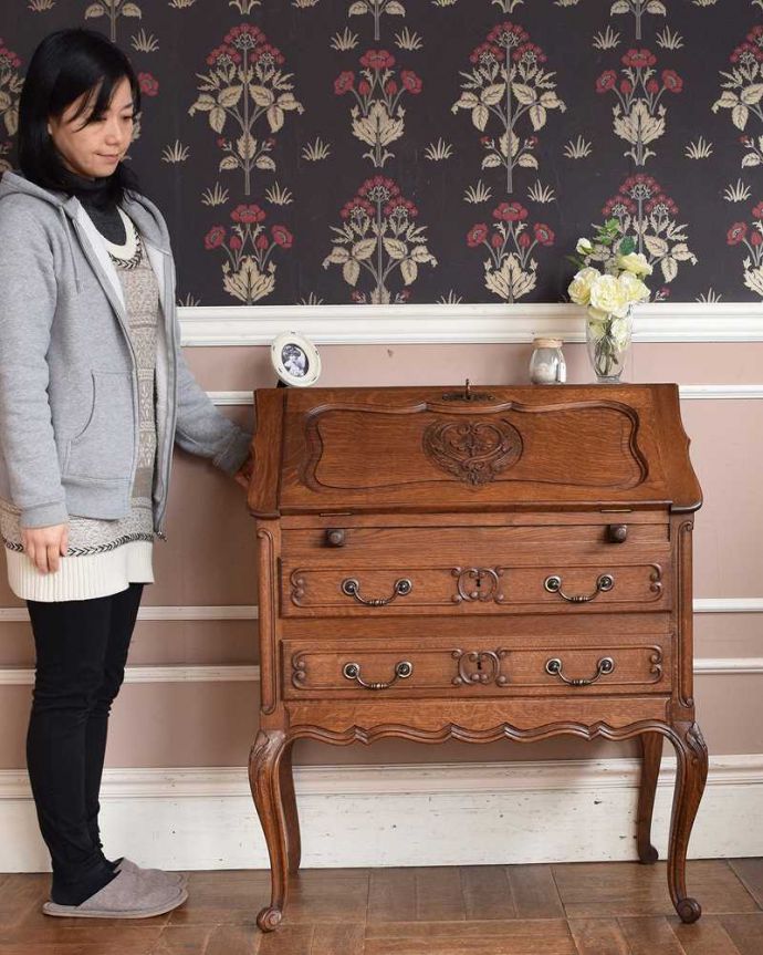 ビューロー　アンティーク家具　南フランスのアンティーク家具、優雅なフォルムのフレンチビューロー（デスク）。優雅な気分が過ごせる大人のビューローフランスらしく美しい彫り。(j-2189-f)