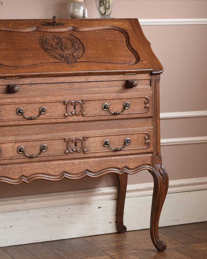 ビューロー　アンティーク家具　南フランスのアンティーク家具、優雅なフォルムのフレンチビューロー（デスク）。フランスらしい彫りの美しさにうっとりやっぱり自慢は惚れ惚れしちゃう彫り。(j-2189-f)