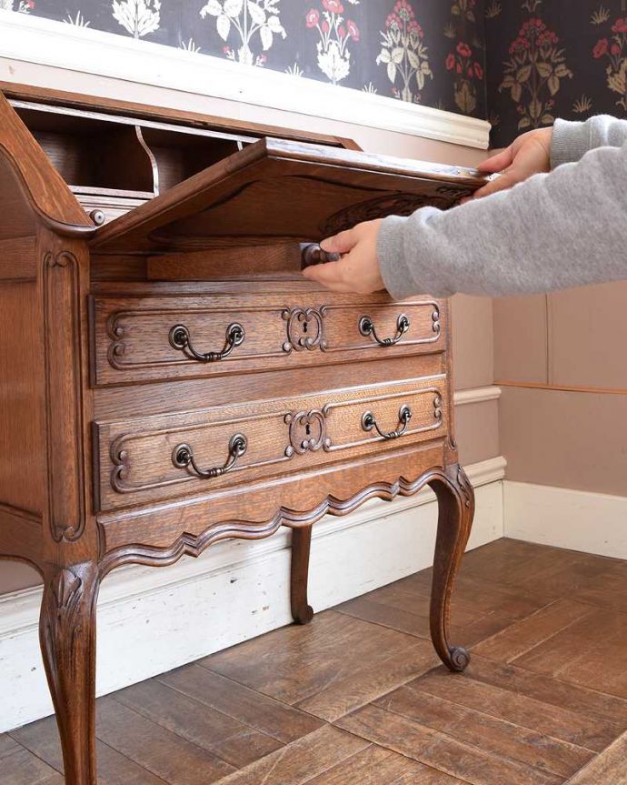 ビューロー　アンティーク家具　南フランスのアンティーク家具、優雅なフォルムのフレンチビューロー（デスク）。あっという間にデスクが登場フラップ扉を前に倒すだけで、あっという間にデスクになります。(j-2189-f)