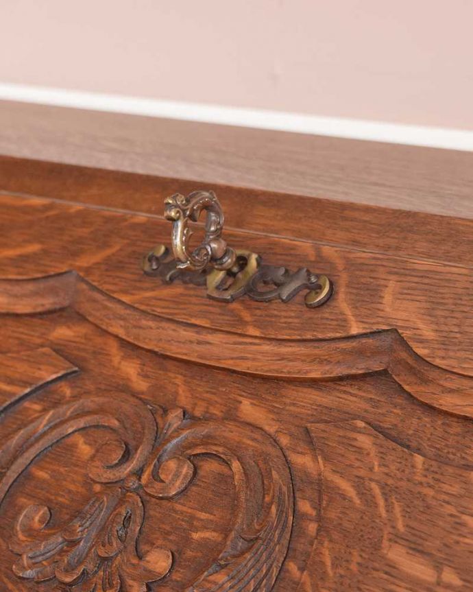 ビューロー　アンティーク家具　南フランスのアンティーク家具、優雅なフォルムのフレンチビューロー（デスク）。鍵を使って開けてみましょうアンティークの鍵が付いています。(j-2189-f)