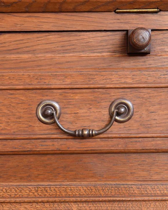 ビューロー　アンティーク家具　南フランスのアンティーク家具、優雅なフォルムのフレンチビューロー（デスク）。アンティークらしい取っ手取っ手にもこだわりが感じられます。(j-2189-f)