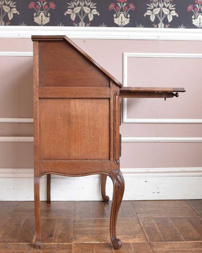 ビューロー　アンティーク家具　南フランスのアンティーク家具、優雅なフォルムのフレンチビューロー（デスク）。横から見ても素敵なんですもちろん横顔もフランス家具らしい美しさ。(j-2189-f)