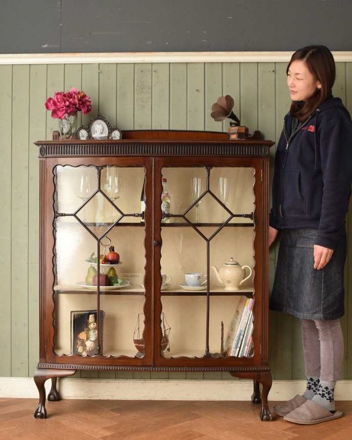 アンティークのキャビネット　アンティーク家具　マホガニー材のアンティーク英国家具、装飾が美しいガラスキャビネット。おススメ度No,1のアンティーク家具いろんな場所で使えてお部屋に魅せ場を作ってくれるガラスのキャビネットはアンティーク家具の中でもイチオシの家具です。(j-2190-f)