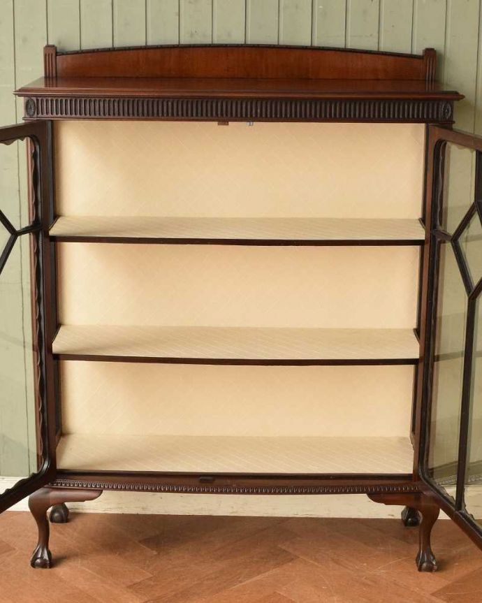 アンティークのキャビネット　アンティーク家具　マホガニー材のアンティーク英国家具、装飾が美しいガラスキャビネット。扉を開けてみると･･･職人がキレイに修復して、背板も新しい生地に張替えました。(j-2190-f)