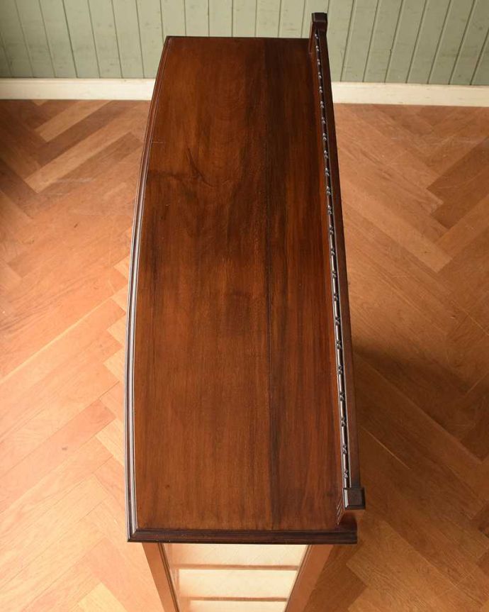 アンティークのキャビネット　アンティーク家具　マホガニー材のアンティーク英国家具、装飾が美しいガラスキャビネット。塗装もキレイに仕上げました上から見るとこんな形のキャビネットです。(j-2190-f)