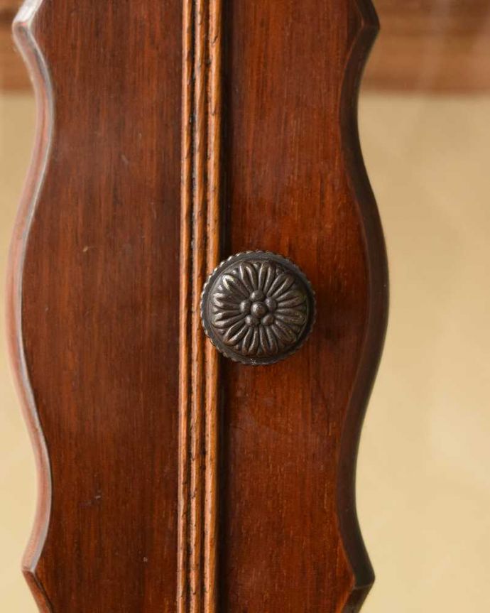 アンティークのキャビネット　アンティーク家具　マホガニー材のアンティーク英国家具、装飾が美しいガラスキャビネット。開ける度にワクワク取っ手もアンティークらしいデザイン。(j-2190-f)