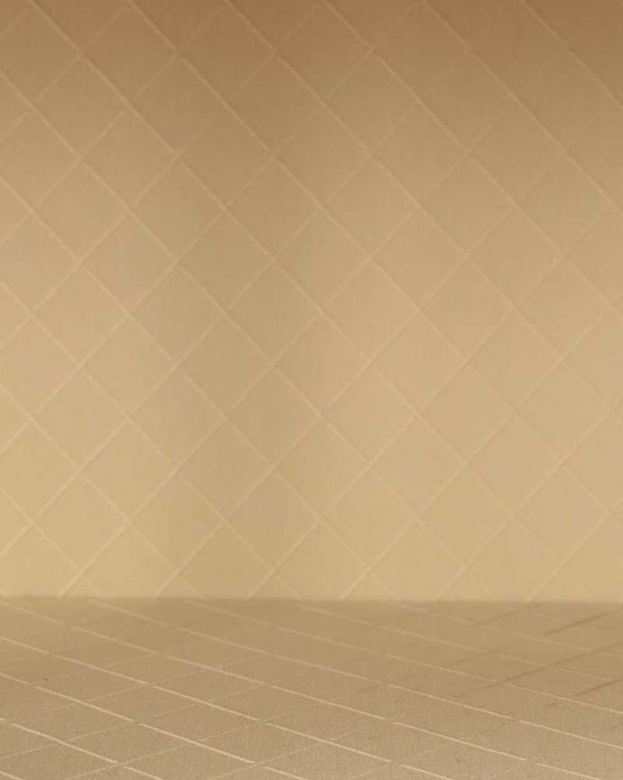 アンティークのキャビネット　アンティーク家具　マホガニー材のアンティーク英国家具、装飾が美しいガラスキャビネット。新しい生地で張り替えましたキャビネットの表情に合わせて新しい背板の生地を選びました。(j-2190-f)