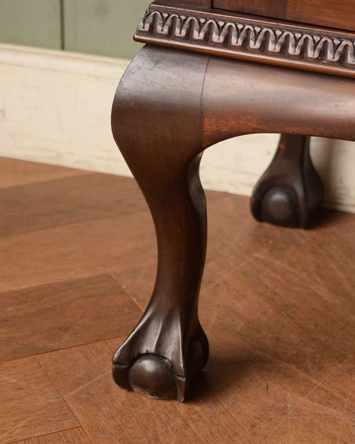 アンティークのキャビネット　アンティーク家具　マホガニー材のアンティーク英国家具、装飾が美しいガラスキャビネット。女性１人でラクラク運べちゃうんですHandleのアンティークは、脚の裏にフェルトキーパーをお付けしています。(j-2190-f)