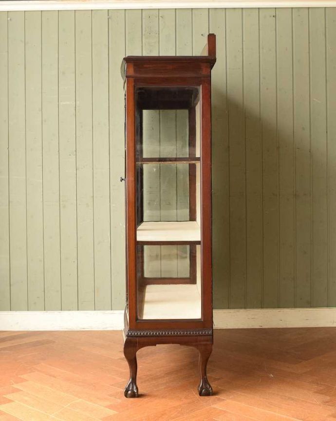 アンティークのキャビネット　アンティーク家具　マホガニー材のアンティーク英国家具、装飾が美しいガラスキャビネット。横から見ても素敵なんです三方向がガラスのキャビネット。(j-2190-f)