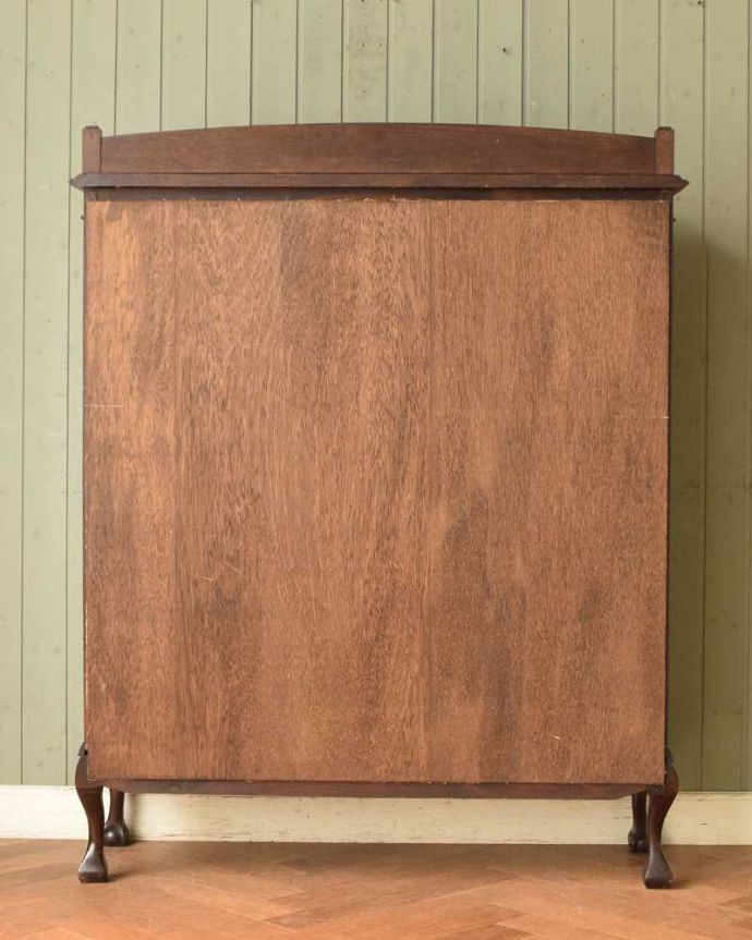 アンティークのキャビネット　アンティーク家具　マホガニー材のアンティーク英国家具、装飾が美しいガラスキャビネット。後ろ姿も美しいですアンティークは新品ではないので、経年変化によるキズはありますが、専門の職人がしっかり修復したので後姿もキレイです。(j-2190-f)