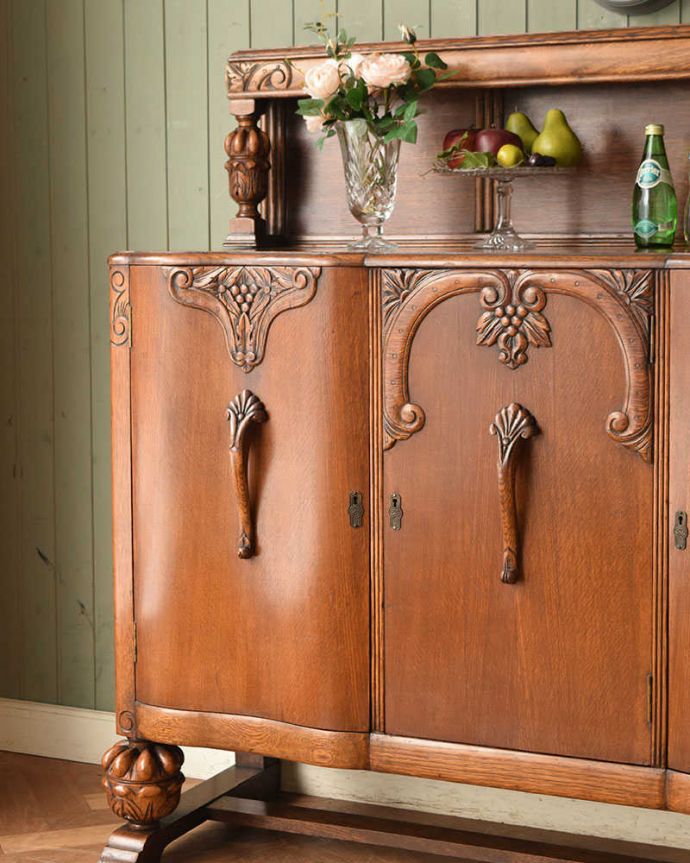 サイドボード　アンティーク家具　アンティークの英国家具、たっぷりの装飾が美しいサイドボード。やっぱり魅力は英国らしい彫まだ機械が発達していない時代に、こんなに堅い木材をどうやって加工したんだろう？って不思議になるくらい細かい彫。(j-2191-f)