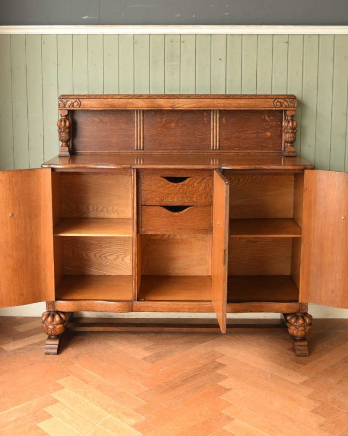 サイドボード　アンティーク家具　アンティークの英国家具、たっぷりの装飾が美しいサイドボード。扉の奥にはたっぷりの収納。(j-2191-f)