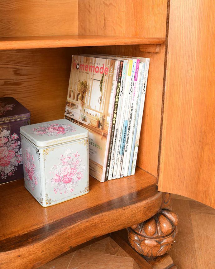 サイドボード　アンティーク家具　アンティークの英国家具、たっぷりの装飾が美しいサイドボード。扉の中は収納たっぷりA4サイズの雑誌までしっかり収納出来ちゃう大きさ。(j-2191-f)