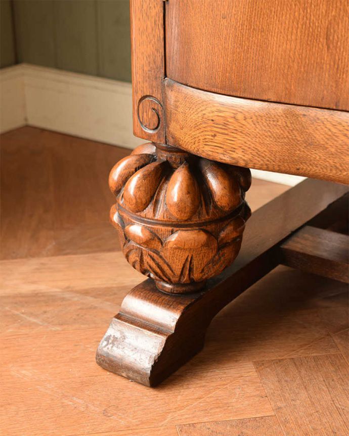 サイドボード　アンティーク家具　アンティークの英国家具、たっぷりの装飾が美しいサイドボード。女性1人でラクラク運べちゃう仕掛けHandleのアンティークは、脚の裏にフェルトキーパーをお付けしています。(j-2191-f)