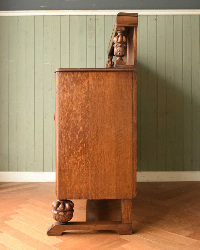 サイドボード　アンティーク家具　アンティークの英国家具、たっぷりの装飾が美しいサイドボード。もちろん横から見てもステキ横顔にだって妥協しません。(j-2191-f)