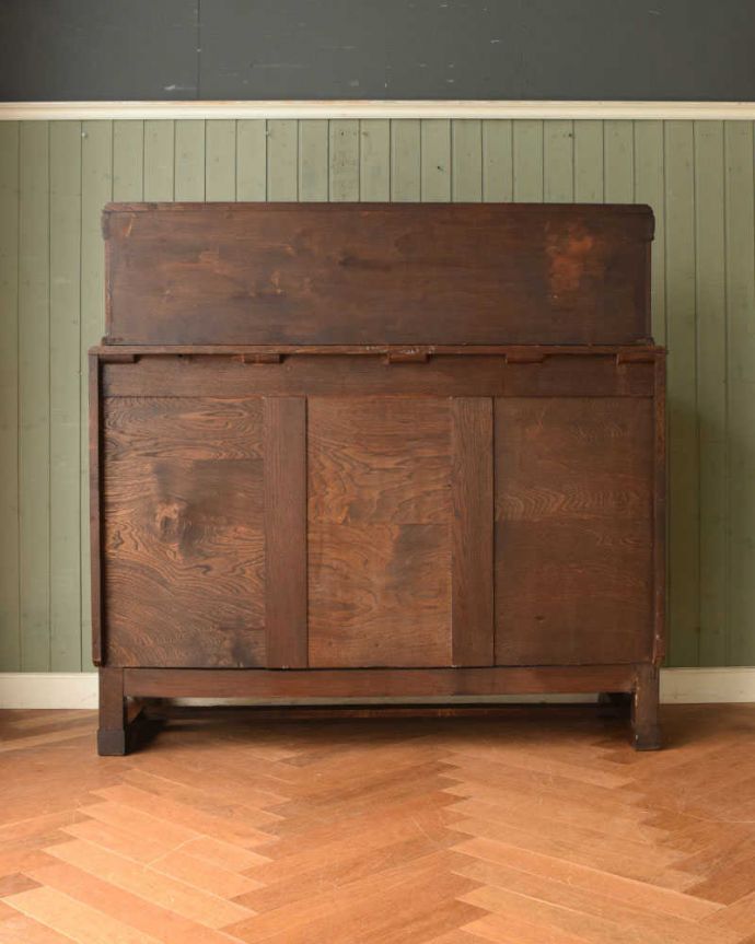サイドボード　アンティーク家具　アンティークの英国家具、たっぷりの装飾が美しいサイドボード。さらに後ろ姿もチェックアンティークは新品ではないので、もちろん経年変化によるキズはありますが、専門の職人がキレイに修復しました。(j-2191-f)