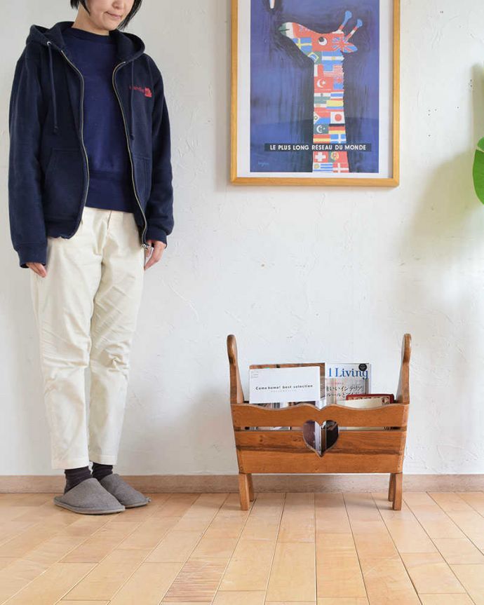 マガジンラック　アンティーク家具　ナチュラルで可愛いアンティーク、ハートモチーフのマガジンラック。使いやすさNo.1！みんなが使える便利なアンティークどこのお家でも使っているマガジンラックも、アンティークだとデザインが素敵だから散らかっている雑誌もオシャレに収納出来ちゃうんです。(j-2192-f)