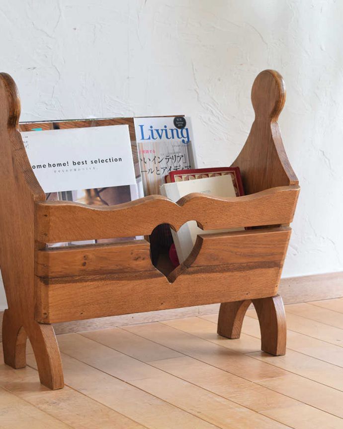 マガジンラック　アンティーク家具　ナチュラルで可愛いアンティーク、ハートモチーフのマガジンラック。ちょっと置いておきたい…をキレイに収納新聞や雑誌など、ついついテーブルの上に置いてしまって雑多に見えるものが、コレさえあればキレイに収納出来てお部屋もスッキリ見えるんです。(j-2192-f)
