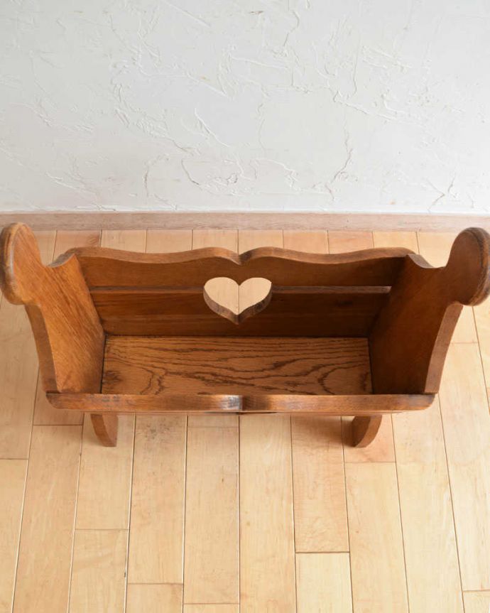 マガジンラック　アンティーク家具　ナチュラルで可愛いアンティーク、ハートモチーフのマガジンラック。雑誌を入れる部分もキレイに修復しましたアンティークは新品ではないので経年変化によるキズはありますが、専門の職人がキレイにお直ししました。(j-2192-f)