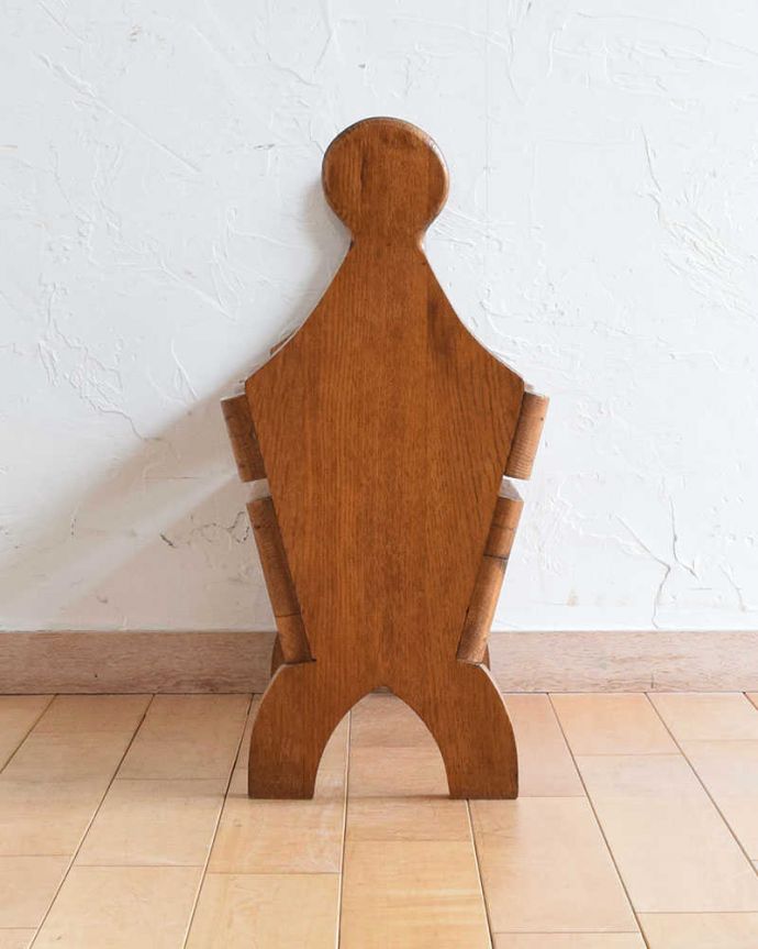 マガジンラック　アンティーク家具　ナチュラルで可愛いアンティーク、ハートモチーフのマガジンラック。横から見てもキレイです360度、どの角度から見てもキレイに仕上がっています。(j-2192-f)