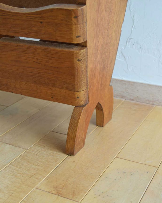 マガジンラック　アンティーク家具　ナチュラルで可愛いアンティーク、ハートモチーフのマガジンラック。持ち上げなくても移動ラクラクHandleのアンティーク家具の足の裏にはフェルトキーパーをお付けしています。(j-2192-f)