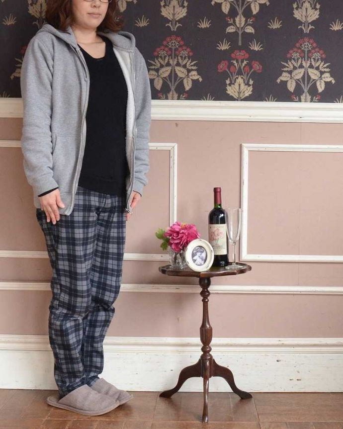 アンティークのテーブル　アンティーク家具　使いやすいサイズ感、英国アンティークのワインテーブル。移動もラクラク！どこでも使える小さなテーブル持ち運び便利なワインテーブル。(j-2193-f)