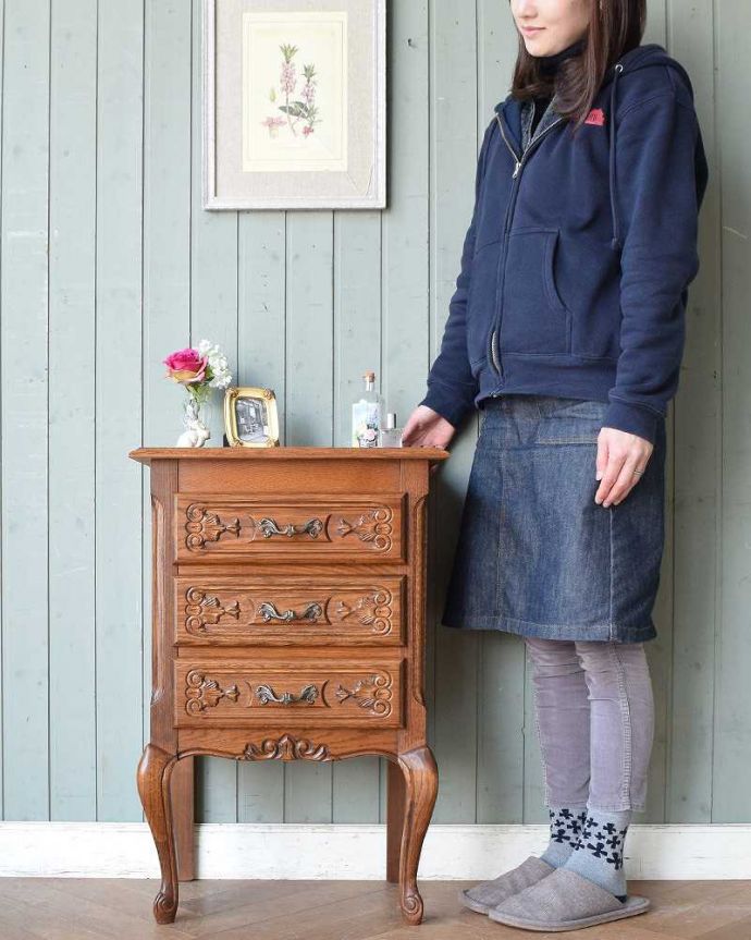 アンティークのチェスト アンティーク家具 南仏スタイルのキレイなアンティーク家具、小さな3段チェスト。フランスらしい優雅なアンティークのチェスト脚の美しい曲線美は、さすがフランスのアンティーク。(j-2194-f)