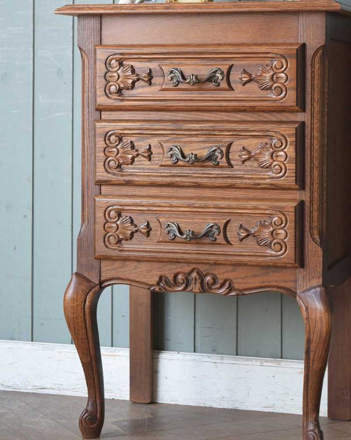 アンティークのチェスト アンティーク家具 南仏スタイルのキレイなアンティーク家具、小さな3段チェスト。自慢したくなる美しさやっぱりフランスのチェストは美しい見た目が魅力。(j-2194-f)