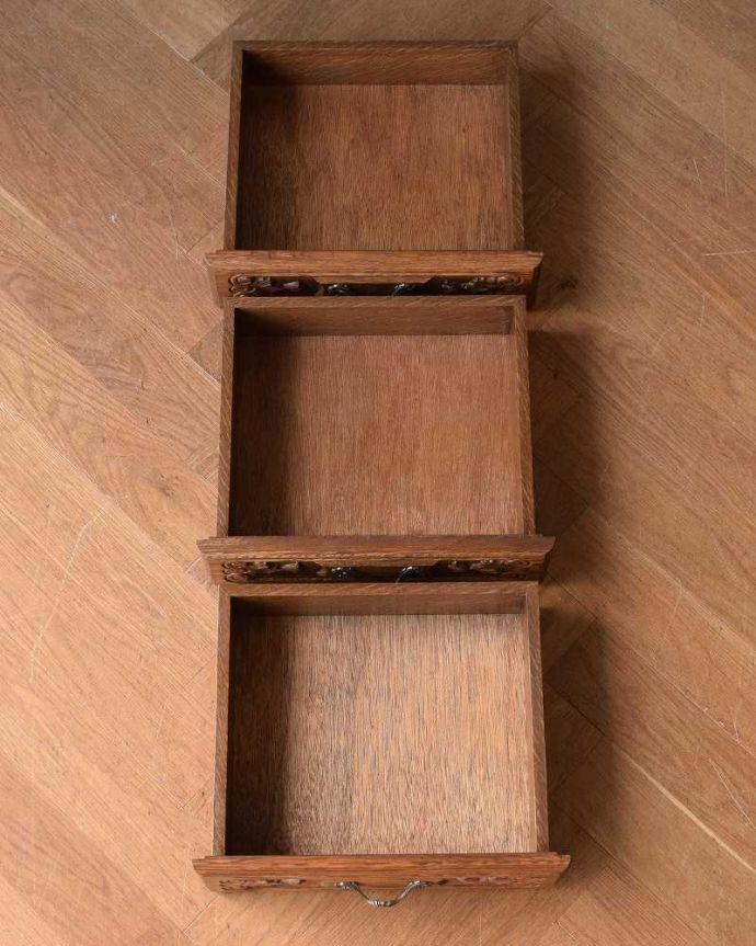 アンティークのチェスト アンティーク家具 南仏スタイルのキレイなアンティーク家具、小さな3段チェスト。引き出しの中もキレイですもちろん引き出しの中も職人がキレイ仕上げました。(j-2194-f)