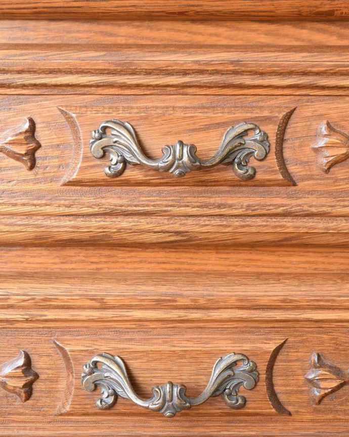 アンティークのチェスト アンティーク家具 南仏スタイルのキレイなアンティーク家具、小さな3段チェスト。開ける度にワクワクする取っ手優雅なデザインの取っ手。(j-2194-f)