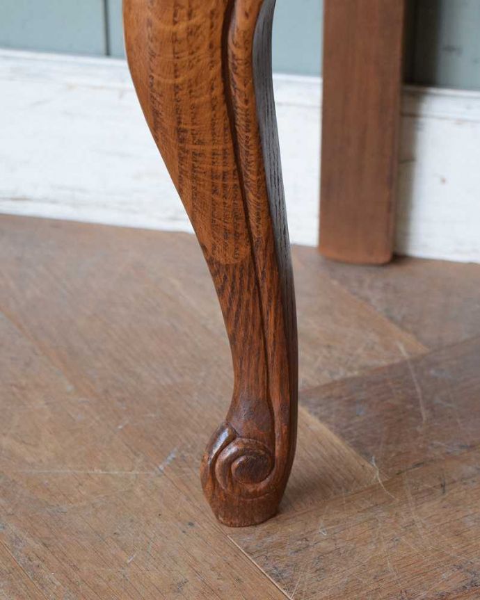 アンティークのチェスト アンティーク家具 南仏スタイルのキレイなアンティーク家具、小さな3段チェスト。女性1人でもラクラク運べますHandleのアンティークは、脚の裏にフェルトキーパーをお付けしています。(j-2194-f)