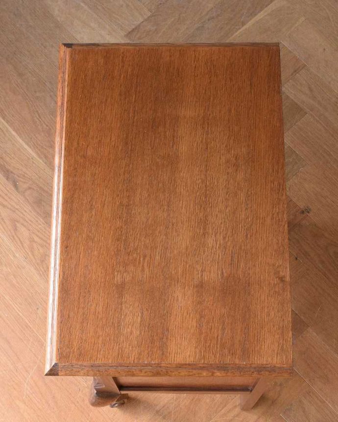 アンティークのチェスト アンティーク家具 南仏スタイルのキレイなアンティーク家具、小さな3段チェスト。何を置いて楽しもうかな・・・天板も修復する際、塗装もキレイに仕上げたので、いろんなものを乗せて楽しんで下さい。(j-2194-f)