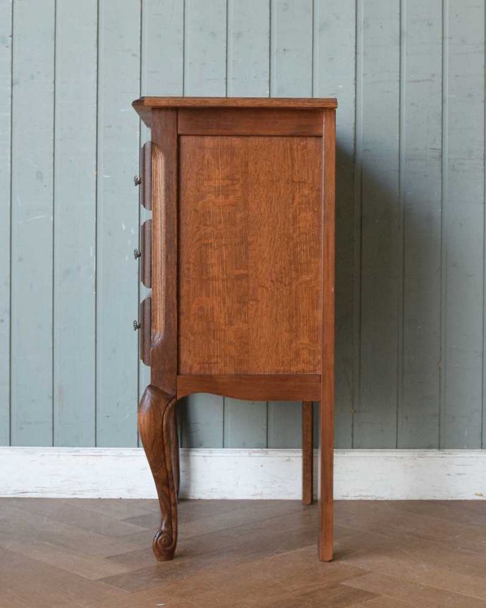 アンティークのチェスト アンティーク家具 南仏スタイルのキレイなアンティーク家具、小さな3段チェスト。横から見てもステキもちろん、横顔からもフランスらしい美しさが漂っています。(j-2194-f)