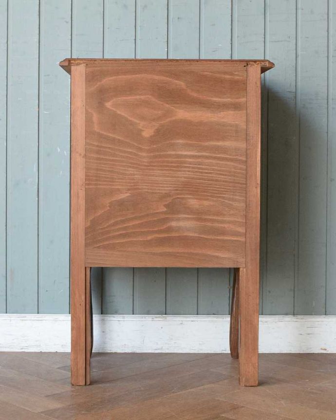 アンティークのチェスト アンティーク家具 南仏スタイルのキレイなアンティーク家具、小さな3段チェスト。後ろ姿にも気を使ってますアンティークは新品ではないので、経年変化によるキズはありますが、専門の職人がお直しをしたので、後ろ姿もキレイです。(j-2194-f)