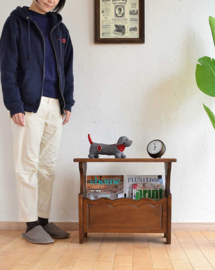 マガジンラック　アンティーク家具　フランスから届いた小さなアンティーク家具、和室にも合う天板付きのマガジンラック。使いやすさNo.1！便利なアンティークどこのお家でも使っているマガジンラックも、アンティークだったらデザインが素敵だから、なんだかオシャレに使えます。(j-2195-f)