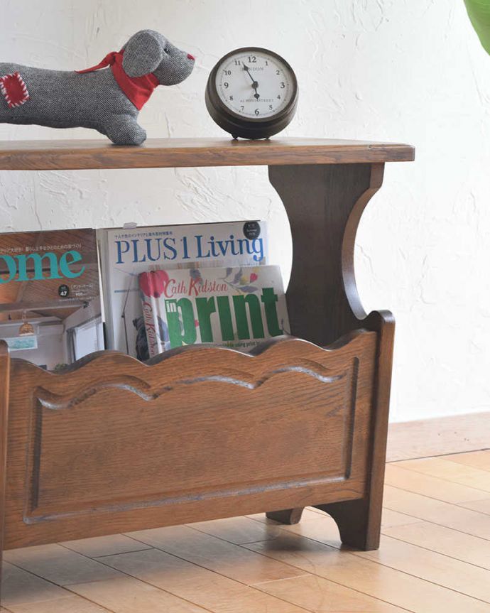 マガジンラック　アンティーク家具　フランスから届いた小さなアンティーク家具、和室にも合う天板付きのマガジンラック。ちょっと置いておきたい…をキレイに収納新聞や雑誌など、ついついテーブルの上に置いてしまって雑多に見えるものが、コレさえあればキレイに収納出来てお部屋もスッキリ見えるんです。(j-2195-f)