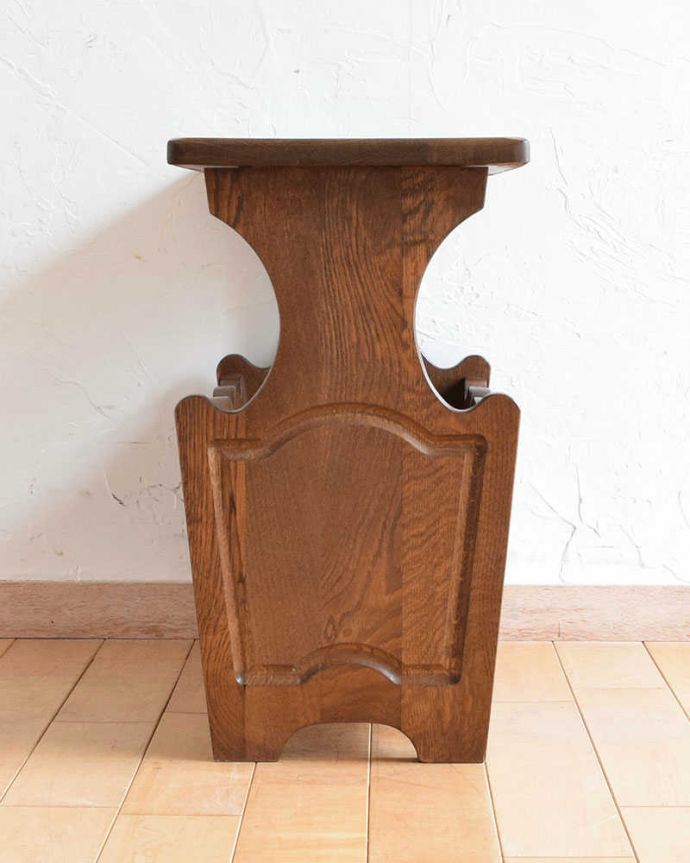 マガジンラック　アンティーク家具　フランスから届いた小さなアンティーク家具、和室にも合う天板付きのマガジンラック。横から見ると･･･360度、どの角度から見てもキレイに仕上がっています。(j-2195-f)