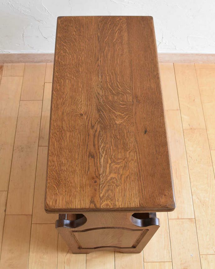 マガジンラック　アンティーク家具　フランスから届いた小さなアンティーク家具、和室にも合う天板付きのマガジンラック。ココも使えてさらに便利読みかけの本やお茶が置ける天板付き。(j-2195-f)