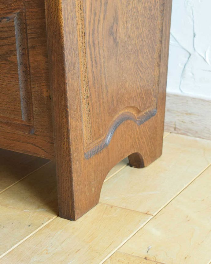 マガジンラック　アンティーク家具　フランスから届いた小さなアンティーク家具、和室にも合う天板付きのマガジンラック。持ち上げなくても移動ラクラクHandleのアンティーク家具の足の裏にはフェルトキーパーをお付けしています。(j-2195-f)