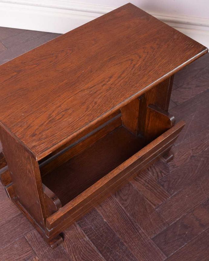 マガジンラック　アンティーク家具　フランスの小さなアンティーク家具、新聞を入れる木製のマガジンラック。雑誌を入れる部分もキレイに修復しましたアンティークは新品ではないので経年変化によるキズはありますが、専門の職人がキレイにお直ししました。(j-2196-f)