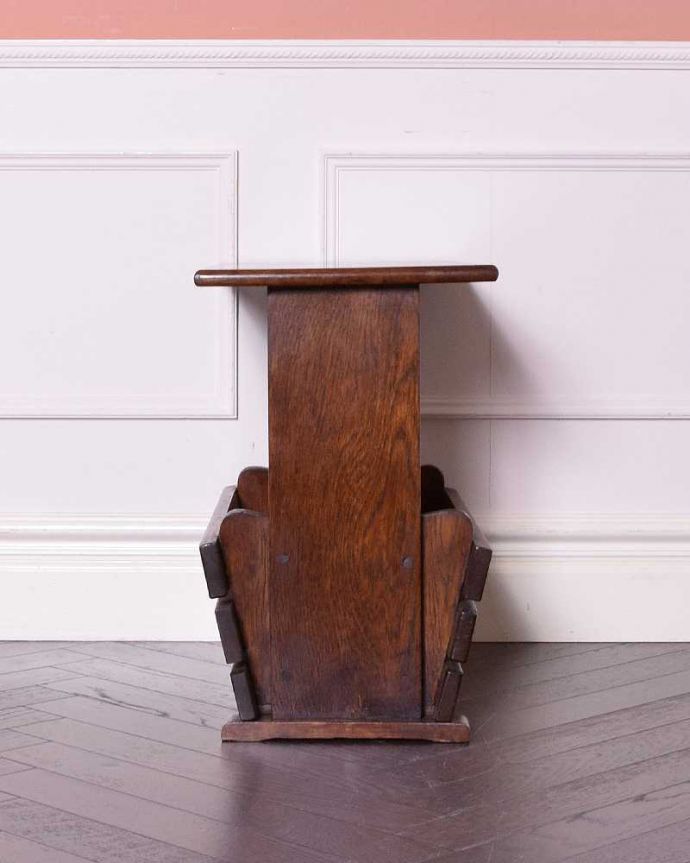 マガジンラック　アンティーク家具　フランスの小さなアンティーク家具、新聞を入れる木製のマガジンラック。横から見ると･･･360度、どの角度から見てもキレイに仕上がっています。(j-2196-f)