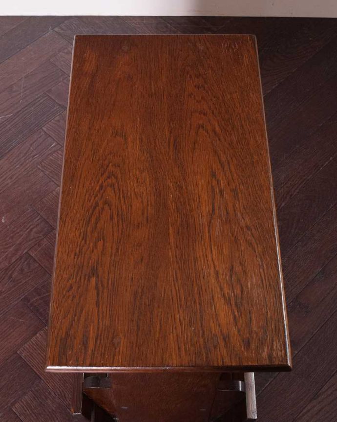 マガジンラック　アンティーク家具　フランスの小さなアンティーク家具、新聞を入れる木製のマガジンラック。ココも使えてさらに便利読みかけの本やお茶が置ける天板付き。(j-2196-f)