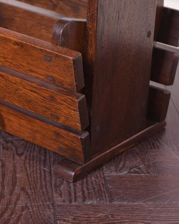 マガジンラック　アンティーク家具　フランスの小さなアンティーク家具、新聞を入れる木製のマガジンラック。持ち上げなくても移動ラクラクHandleのアンティーク家具の足の裏にはフェルトキーパーをお付けしています。(j-2196-f)