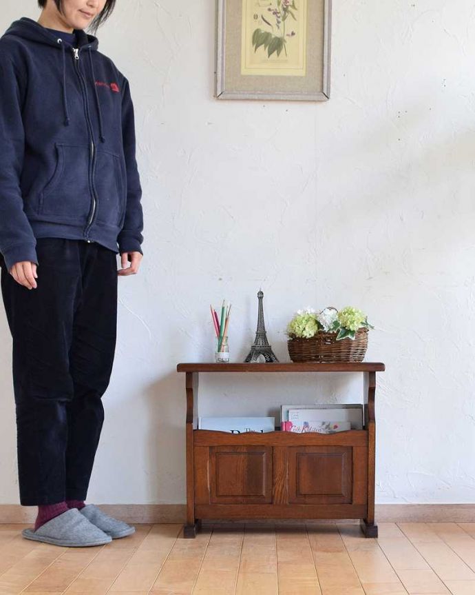 マガジンラック　アンティーク家具　和室にも合うフランス輸入の小さな家具、おしゃれなアンティークマガジンラック。使いやすさNo.1！便利なアンティークどこのお家でも使っているマガジンラックも、アンティークだったらデザインが素敵だから、なんだかオシャレに使えます。(j-2197-f)