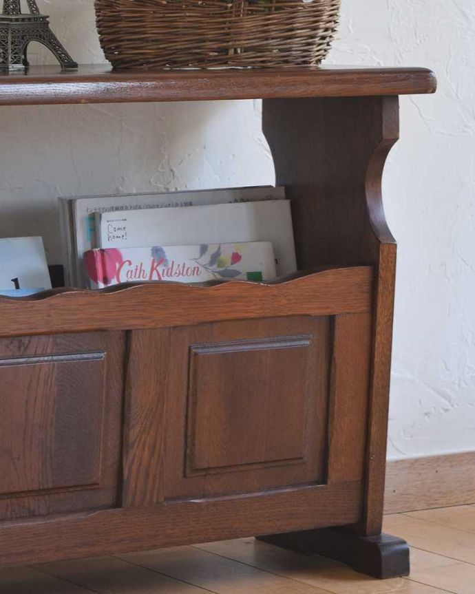 マガジンラック　アンティーク家具　和室にも合うフランス輸入の小さな家具、おしゃれなアンティークマガジンラック。ちょっと置いておきたい…をキレイに収納新聞や雑誌など、ついついテーブルの上に置いてしまって雑多に見えるものが、コレさえあればキレイに収納出来てお部屋もスッキリ見えるんです。(j-2197-f)