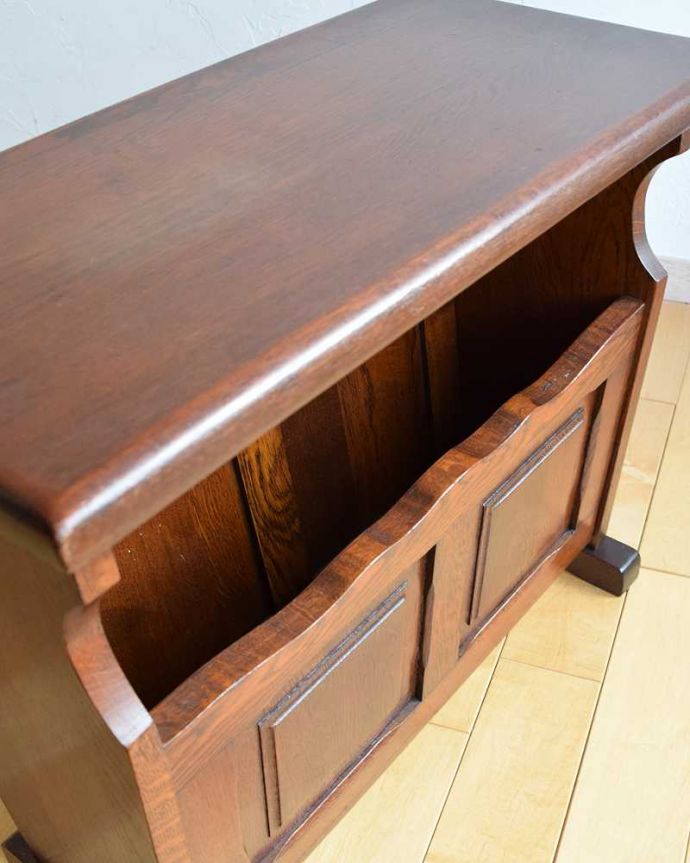 マガジンラック　アンティーク家具　和室にも合うフランス輸入の小さな家具、おしゃれなアンティークマガジンラック。雑誌を入れる部分もキレイに修復しましたアンティークは新品ではないので経年変化によるキズはありますが、専門の職人がキレイにお直ししました。(j-2197-f)