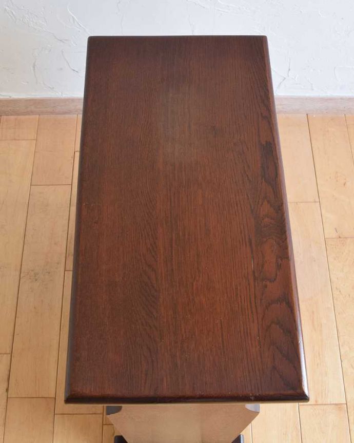 マガジンラック　アンティーク家具　和室にも合うフランス輸入の小さな家具、おしゃれなアンティークマガジンラック。ココも使えてさらに便利読みかけの本やお茶が置ける天板付き。(j-2197-f)