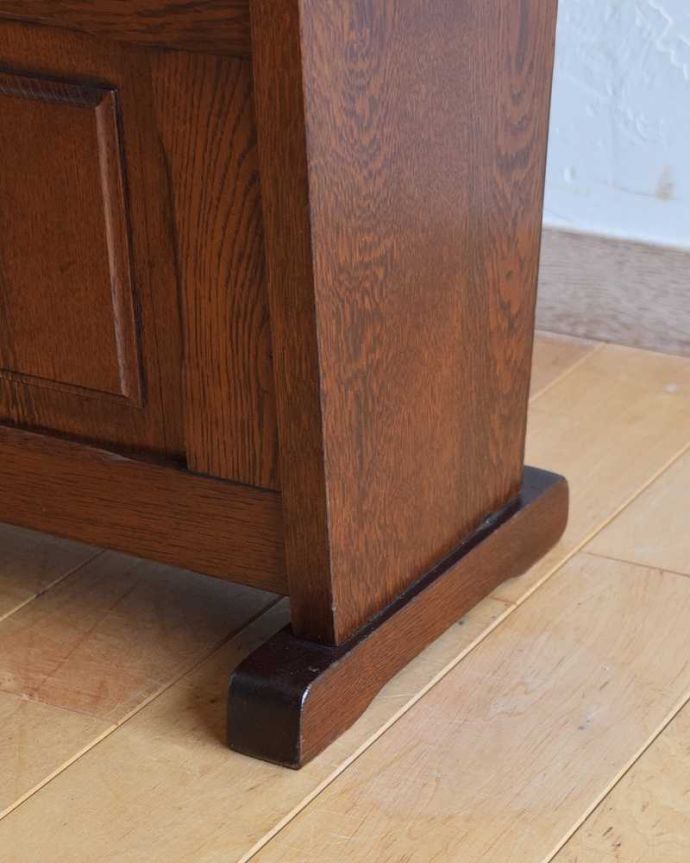 マガジンラック　アンティーク家具　和室にも合うフランス輸入の小さな家具、おしゃれなアンティークマガジンラック。持ち上げなくても移動ラクラクHandleのアンティーク家具の足の裏にはフェルトキーパーをお付けしています。(j-2197-f)